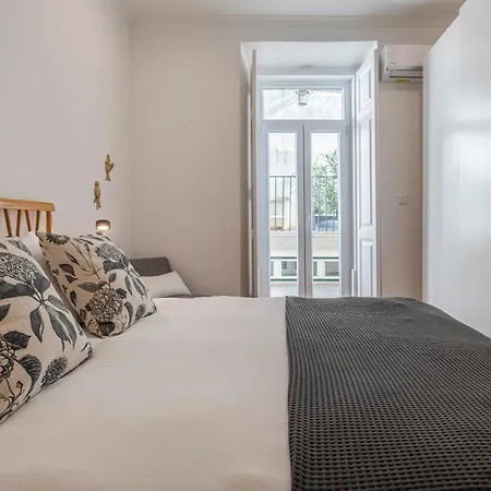 Vibrant Escape With Private Patio Lissabon