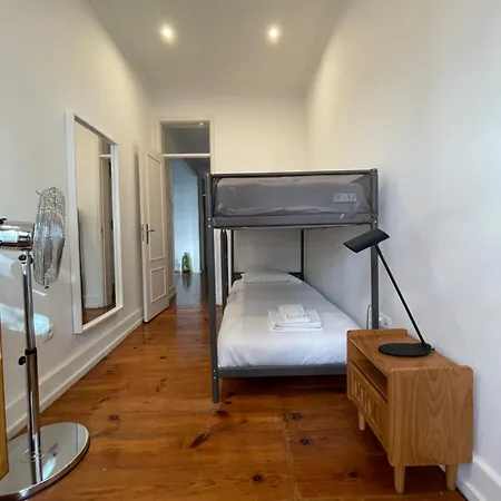 Vibrant Escape With Private Patio * Lissabon
