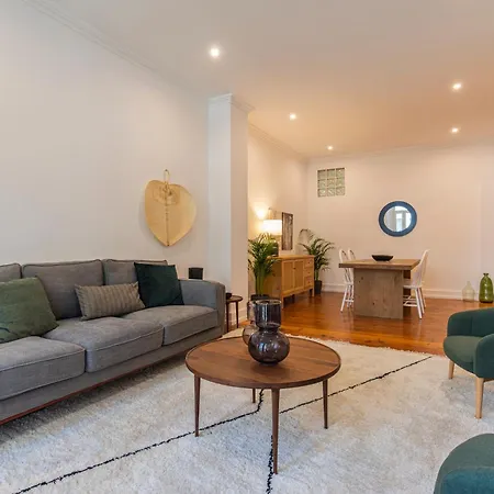 Vibrant Escape With Private Patio ליסבון