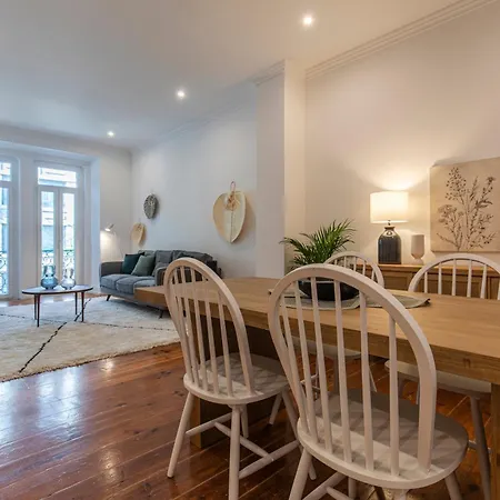 Vibrant Escape With Private Patio ליסבון