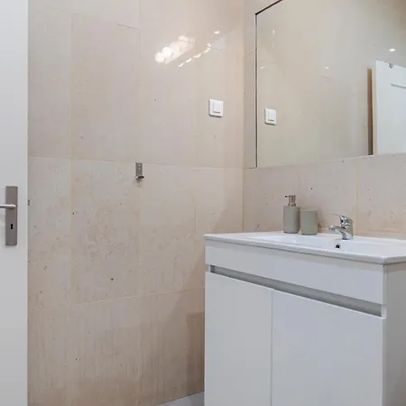 Vibrant Escape With Private Patio ליסבון