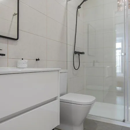 דירה Vibrant Escape With Private Patio