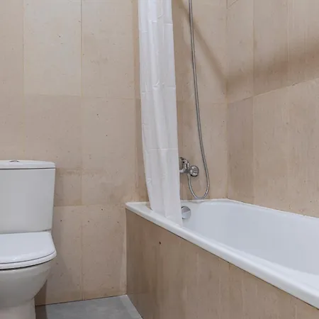 דירה Vibrant Escape With Private Patio *