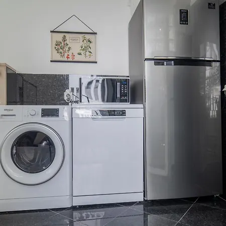 דירה Vibrant Escape With Private Patio *