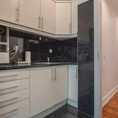 Vibrant Escape With Private Patio ליסבון