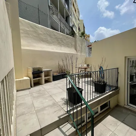 Vibrant Escape With Private Patio * ליסבון