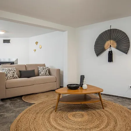 公寓 Vibrant Escape With Private Patio