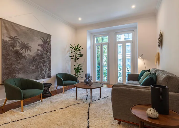 Vibrant Escape With Private Patio شقة