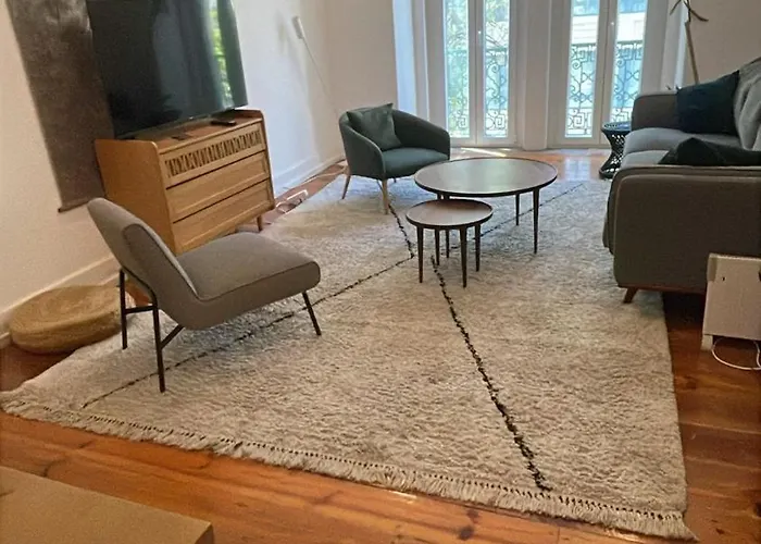 شقة Vibrant Escape With Private Patio