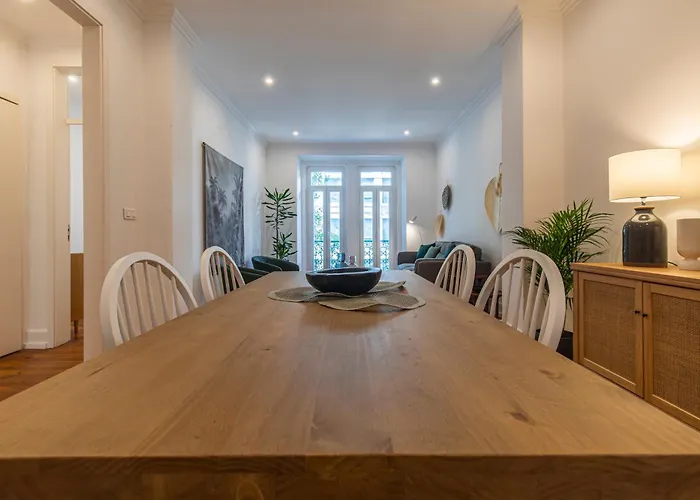 شقة Vibrant Escape With Private Patio