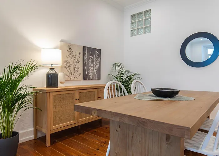 Vibrant Escape With Private Patio شقة