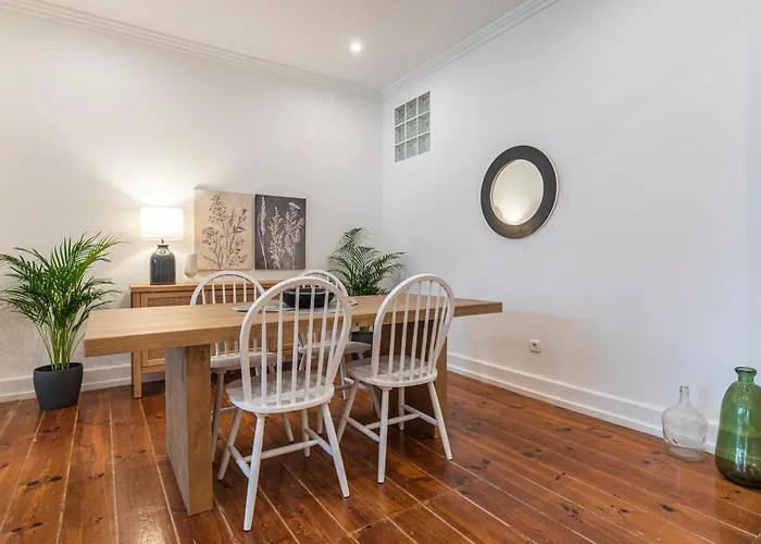 شقة Vibrant Escape With Private Patio