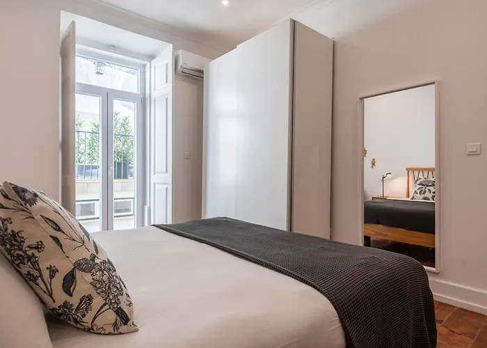 شقة Vibrant Escape With Private Patio *