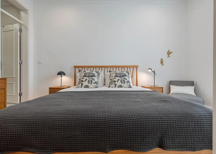 Vibrant Escape With Private Patio Lisboa