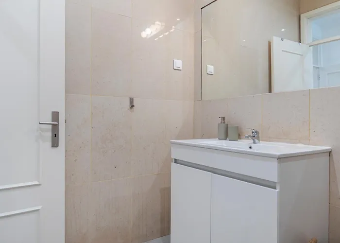 Vibrant Escape With Private Patio Lisboa