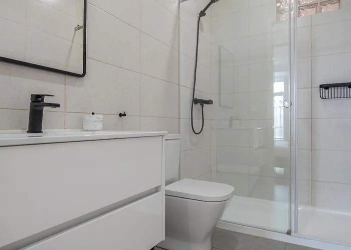 شقة Vibrant Escape With Private Patio