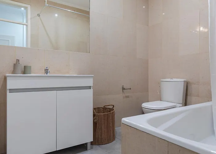 Vibrant Escape With Private Patio شقة Lisboa