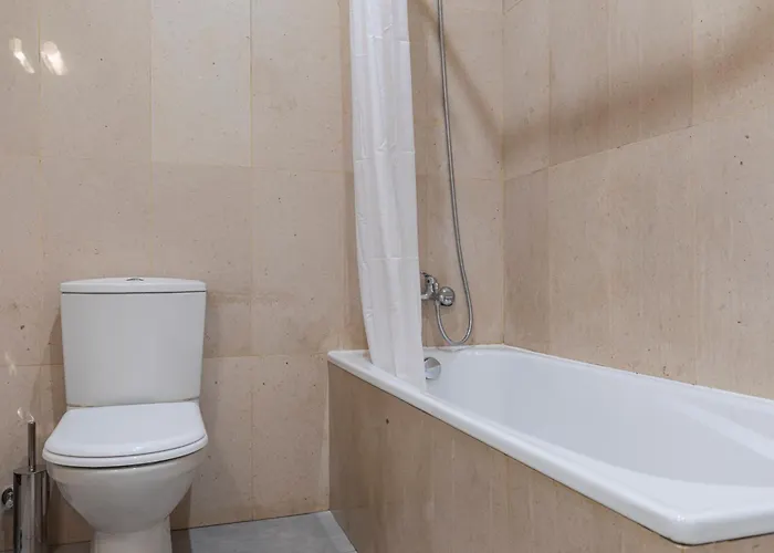 شقة Vibrant Escape With Private Patio *