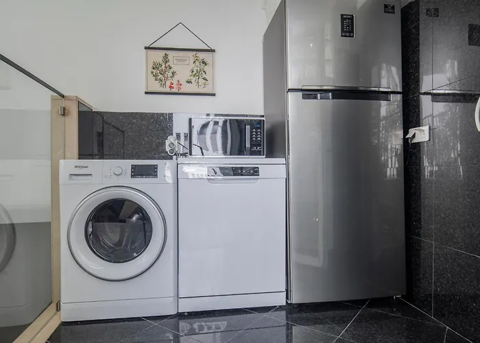 شقة Vibrant Escape With Private Patio *