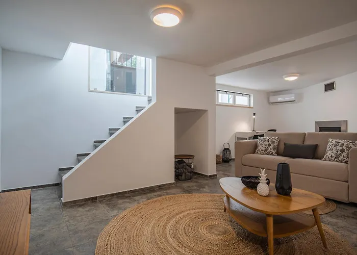 شقة Vibrant Escape With Private Patio