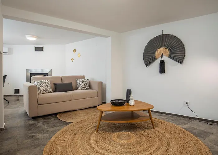 شقة Vibrant Escape With Private Patio