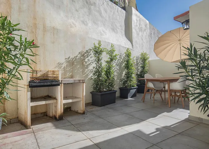 شقة Vibrant Escape With Private Patio