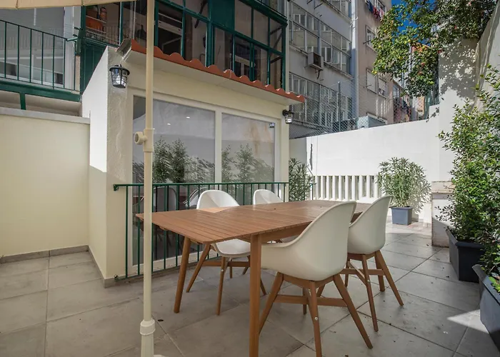 Vibrant Escape With Private Patio شقة