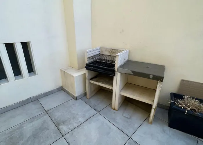 شقة Vibrant Escape With Private Patio *