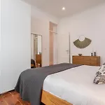 Vibrant Escape With Private Patio Appartement Lisboa