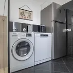 Vibrant Escape With Private Patio Appartement *