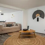 Appartement Vibrant Escape With Private Patio