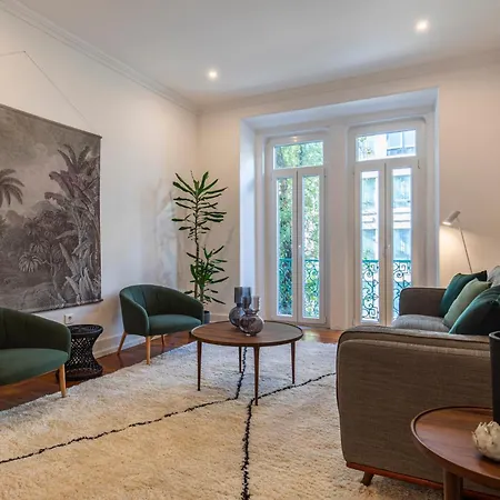 Vibrant Escape With Private Patio 아파트