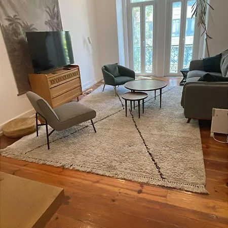 아파트 Vibrant Escape With Private Patio