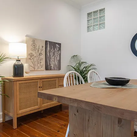 Vibrant Escape With Private Patio 아파트