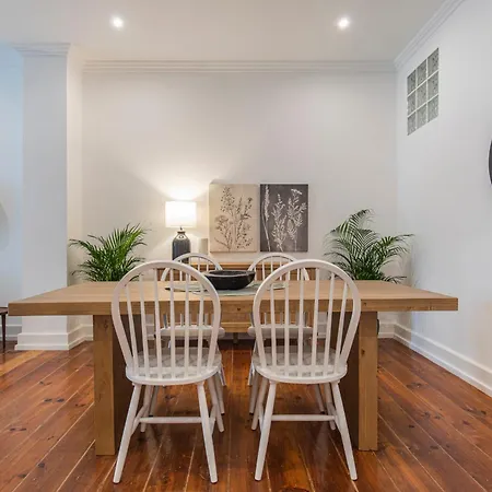 아파트 Vibrant Escape With Private Patio *