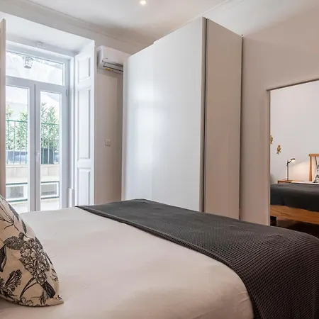 아파트 Vibrant Escape With Private Patio *