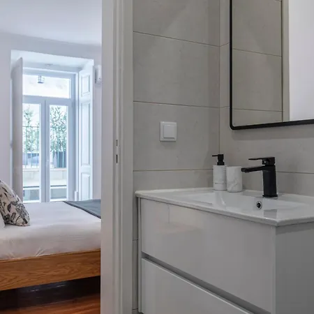 Vibrant Escape With Private Patio דירה *