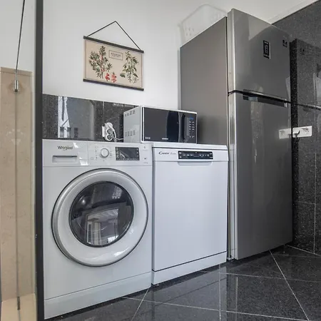 Vibrant Escape With Private Patio דירה *
