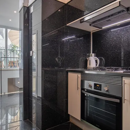 דירה Vibrant Escape With Private Patio