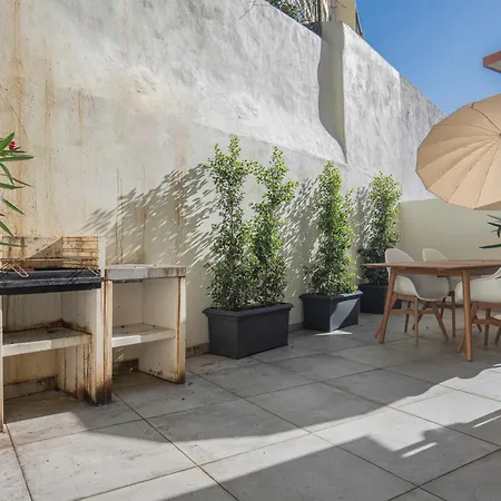 아파트 Vibrant Escape With Private Patio