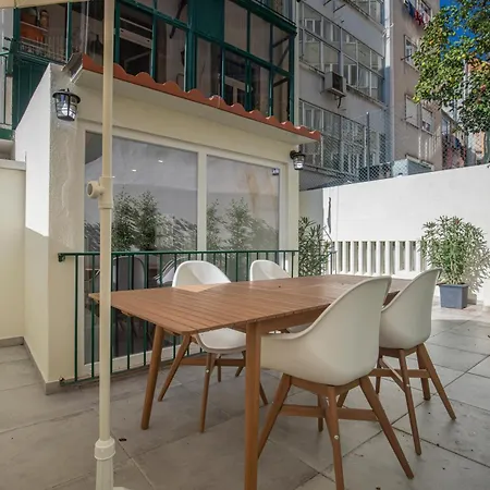 Vibrant Escape With Private Patio דירה
