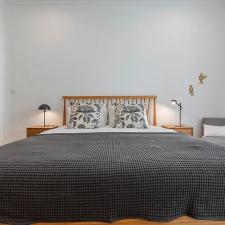 Vibrant Escape With Private Patio Lisbona